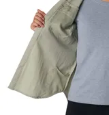 Camisa de manga larga Columbia, modelo Silver Ridge 3.0, en color verde. Presenta cuello clásico, cierre frontal con botones, bolsillos en el pecho y aberturas de ventilación. Confeccionada con tecnología Omni-Shade para protección solar y Omni-Wick para secado rápido.