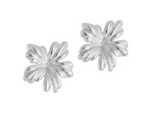 Par de caravanas de acero plateado con diseño de flor.