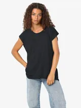 Remera básica negra de algodón orgánico, con cuello redondo y mangas cortas de corte holgado.