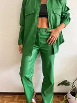 Pantalón de cuero sintético verde con textura croco, de corte recto y tiro alto.