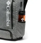 Mochila Columbia de diseño rectangular y estructura rígida, confeccionada en tela gris jaspeada con tecnología Omni-Shield repelente al agua. Cuenta con un compartimento principal con cierre superior, un bolsillo frontal vertical con el logo de la marca estampado en blanco, un bolsillo inferior con cierre, bolsillos laterales elásticos y correas acolchadas para los hombros.