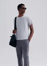 Camiseta celeste de corte slim, cuello redondo y manga corta.