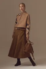 Sweater de cuello alto con diseño de ochos y bordado floral artesanal en las mangas, confeccionado en una mezcla de lana merino, acrílico y poliamida.