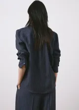 Camisa azul marino con diseño de rayas diplomáticas finas, de manga larga, cuello clásico y cierre frontal de botones.