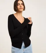 Cardigan Marfinno de viscosa color negro, con escote en V, manga larga y cierre frontal de botones.