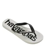Sandalias tipo ojota Havaianas modelo Top Logomania, con base blanca y estampado de la marca en negro. Presenta tiras negras con el logo de la marca en relieve.
