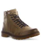 Bota de cuero color marrón con diseño acordonado y cierre lateral. Presenta detalles en cuero oscuro en la lengüeta y el cuello, con suela dentada de goma.