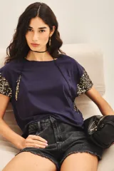 Remera de cuello redondo confeccionada en jersey de algodón, con mangas cortas caídas bordadas íntegramente con lentejuelas a tono.