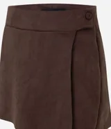 Short pollera marrón de gamuza sintética con diseño cruzado en el frente, corte recto y cierre lateral con botón.