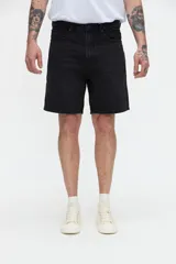Bermuda de jean de corte relajado, con piernas holgadas, color negro desgastado.