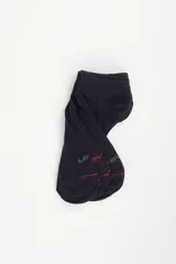 Pack de tres pares de medias cortas (low cut) de color negro, con el logo de Levi's en rojo o gris en la parte inferior.