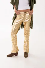 Pantalón de cuero genuino con acabado metalizado en color dorado, de corte recto y diseño clásico de cinco bolsillos.