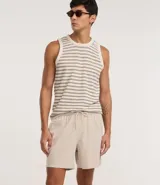 Bermuda masculina color beige, tipo boardshort, confeccionada en microfibra. Cuenta con cintura elástica, cordón ajustable y bolsillos.