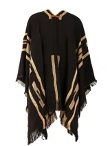 Poncho de tejido de punto con diseño geométrico en colores negro, rojo y beige, con terminaciones de flecos en el ruedo y escote en V.