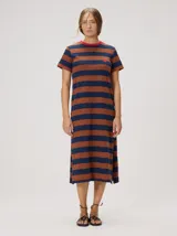 Vestido midi de algodón con diseño a rayas horizontales en tonos azul marino y marrón, corte recto con mangas cortas, cuello redondo rojo y pequeño bordado en el pecho.