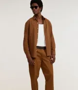 Pantalón de corte recto confeccionado en sarga de algodón con un toque de elastano. Presenta cintura con trabillas para cinturón, cierre tradicional de botón y cremallera, y bolsillos laterales y traseros.