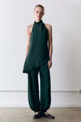 Pantalón bombacho verde oscuro de tiro medio con cintura elástica y bajo acabado en puño elástico.