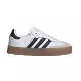 Zapatillas Adidas Originals Sambae de cuero blanco con las tres tiras laterales en negro, refuerzo de gamuza gris en la puntera, talón negro y suela de goma color caramelo.