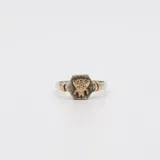 Anillo de diseño artesanal con base hexagonal de plata 925 texturizada y figura central de abeja en oro 9k, con detalles laterales en oro.
