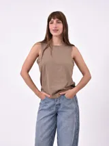 Musculosa de punto color marrón, de corte recto y escote redondo.