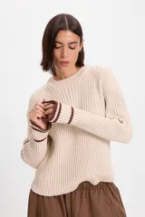 Sweater de punto acanalado tipo morley, color chocolate, con cuello a la base y mangas largas con abertura para el pulgar.