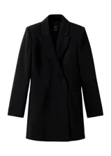 Vestido tipo blazer negro, de corte entallado y diseño cruzado con doble botonadura frontal. Presenta solapas clásicas, mangas largas y una silueta corta y estructurada.