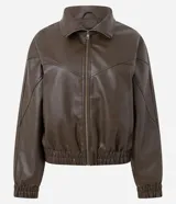 Campera bomber de cuero sintético color marrón con acabado efecto desgastado. Presenta cierre frontal, cuello clásico, puños y ruedo elásticos, y recortes decorativos en el frente.