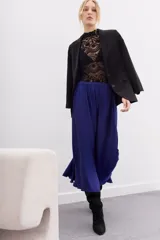 Falda larga azul cobalto, corte evasé con cintura elastizada y caída voluminosa.