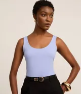 Musculosa básica de poliamida color naranja, con escote en U y breteles anchos. Diseño ajustado al cuerpo, ligero y fresco.
