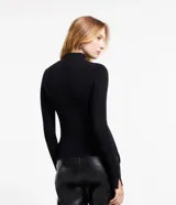 Blusa verde oscuro de viscosa con cuello alto y mangas largas con abertura en el puño.