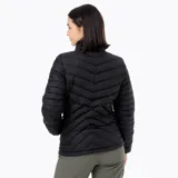 Campera puffer Merrell de color negro, con cierre frontal completo, cuello alto y diseño acolchado con costuras horizontales y diagonales. Cuenta con bolsillos laterales invisibles y logo de la marca estampado en el pecho.
