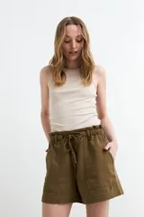 Short de denim azul con cintura elastizada fruncida, cordón de ajuste y bolsillos delanteros parcheados.