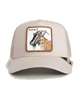 Gorra tipo trucker Goorin Bros, color beige, con visera curva, malla trasera y parche frontal bordado con diseño de una cabra y la inscripción "G.O.A.T.".