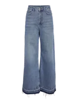 Jean de tiro alto con corte wide leg, confeccionado en denim azul con leve elasticidad. Presenta bolsillos clásicos y un ruedo con terminación desflecada en contraste.