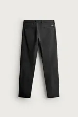 Pantalón chino skinny fit color gris oscuro, confeccionado en mezcla de algodón con elasticidad. Cuenta con bolsillos frontales, bolsillos traseros de vivo y cierre frontal con cremallera y botón.