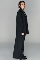 Blazer oversize de corte recto con estampado de raya diplomática, cuello con solapas de muesca, hombreras, manga larga y cierre frontal con botones. Cuenta con bolsillos de vivo en el delantero y forro interior.