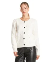 Cardigan de punto color blanco con cuello redondo, manga larga y cierre frontal con botones forrados en terciopelo negro. Presenta un diseño de textura acolchada con apliques de strass distribuidos por toda la prenda.