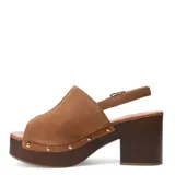 Sandalias de gamuza marrón con plataforma y taco grueso con acabado de efecto madera. Capellada envolvente de punta abierta, pulsera ajustable al tobillo y detalles de tachas metálicas doradas.