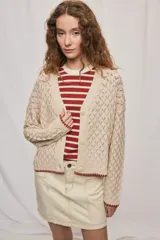 Cardigan de punto calado color tostado, con escote en V y cierre frontal de botones.