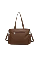 Cartera de cuero sintético beige, marca Trendy, con múltiples bolsillos externos con cierre y doble asa de hombro.