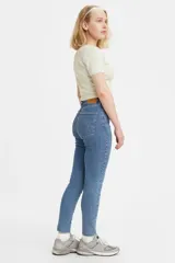 Jeans Levi's modelo Mile High Super Skinny de tiro súper alto, con ajuste ceñido en cadera, muslos y piernas hasta el tobillo. Presenta un diseño en denim azul con efecto desgastado y un detalle de rotura en la rodilla izquierda.
