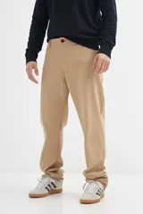 Pantalón recto color beige, confeccionado en mezcla de algodón y elastano, con cierre de botón y bolsillos laterales.