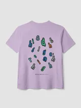 Camiseta lila de algodón orgánico, con corte oversize y estampado gráfico colorido en la espalda.