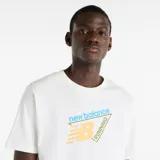 Remera New Balance de hombre, modelo Tri-Logo, en color blanco con estampa frontal geométrica y logotipo de la marca.
