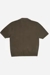 Camisa de manga corta confeccionada en tejido de punto de algodón color verde militar. Presenta un diseño de punto abierto, cuello con solapa y cierre frontal con botones.