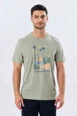 Remera azul marino de manga corta con cuello redondo y estampa frontal de un paisaje de playa con palmeras y el texto 'Legacy Beach Club'.