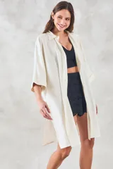 Camisa larga color crema de lino y viscosa, de corte oversize con mangas 3/4 y cuello clásico.