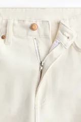 Pantalón jean de tiro alto en color crudo, con diseño de cinco bolsillos, corte recto y holgado de cadera a bajo.