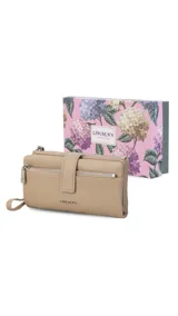 Billetera Lincoln's de mujer en color negro, confeccionada en símil cuero con textura granulada. Presenta un diseño rectangular con cierre de broche, bolsillo frontal con cierre metálico, correa de mano extraíble y logo de la marca grabado en el frente.