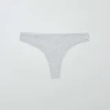 Braga brasileña gris de algodón con ribete de encaje blanco.